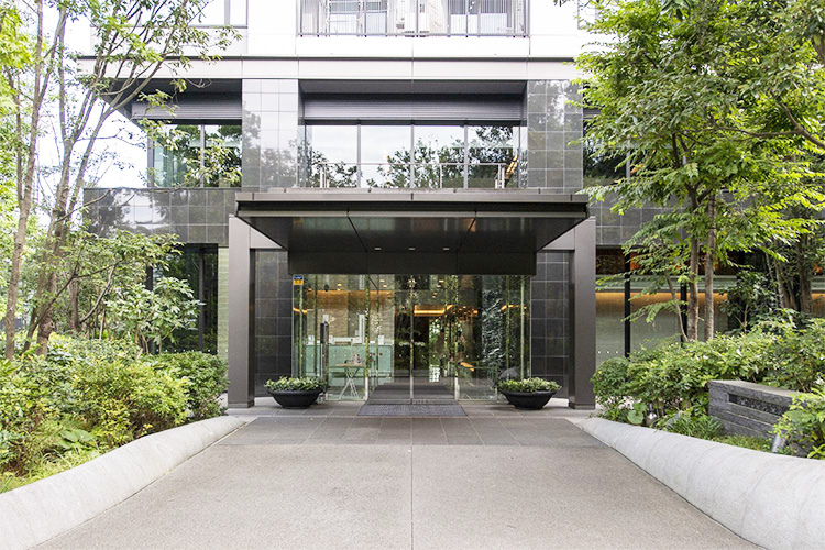 スカイフォレストレジデンスのエントランスアプローチ